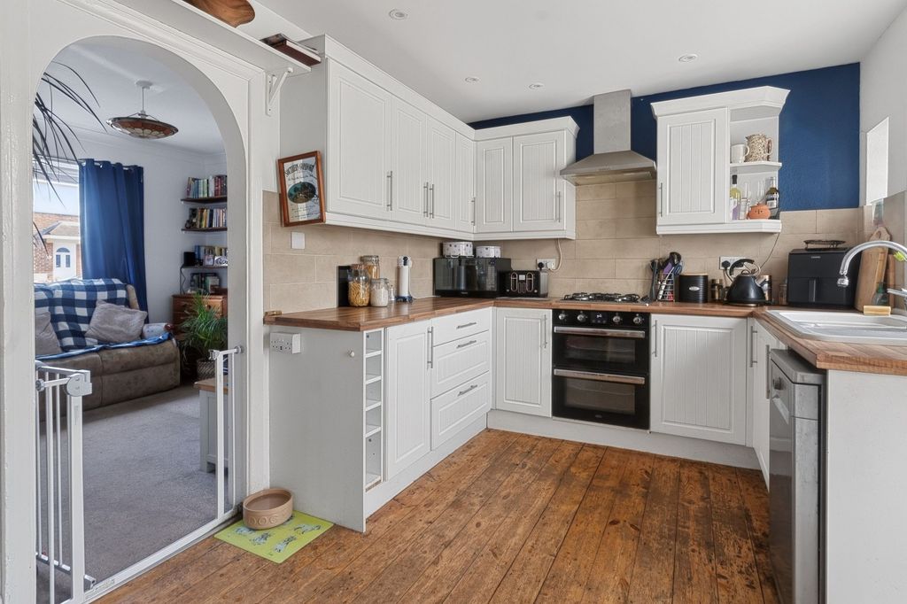 Property photo 2 of 12 Kitchen
