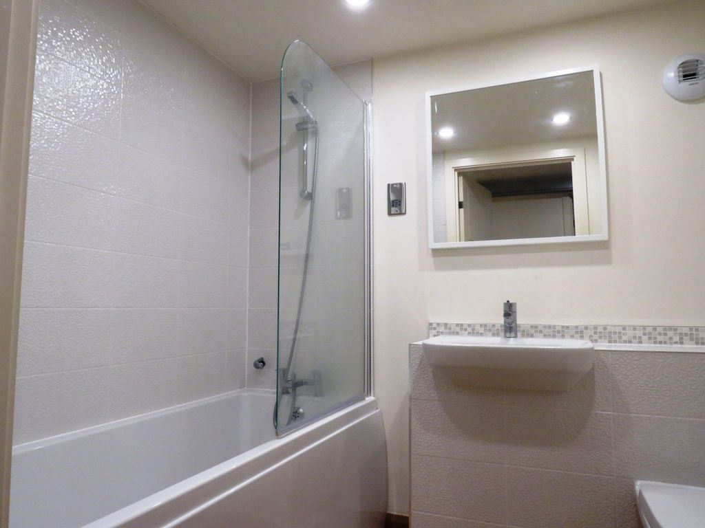 Property photo 2 of 8 Bathroom