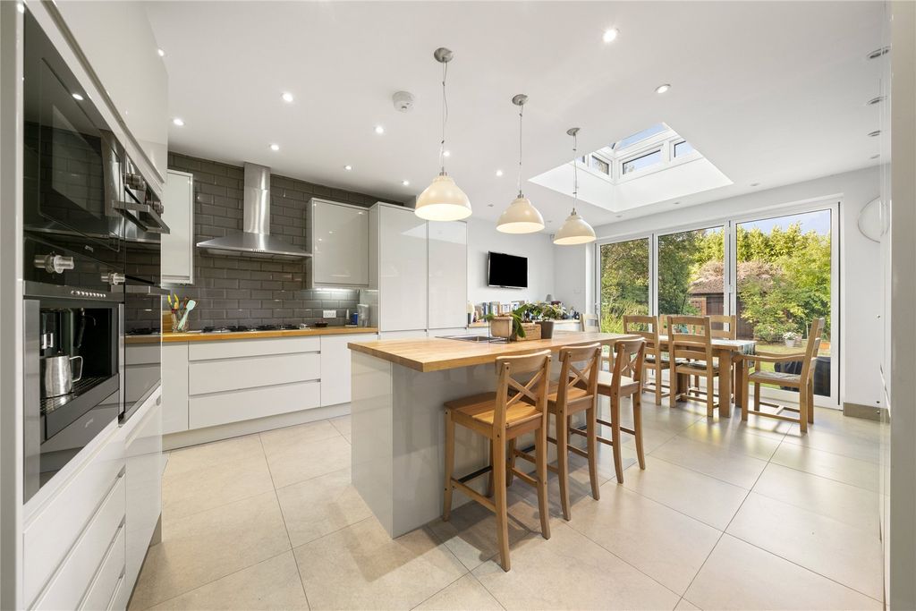Property photo 3 of 16 Kitchen/Dining