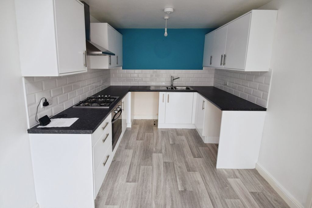 Property photo 3 of 15 696A5A6E-Kitchen 201