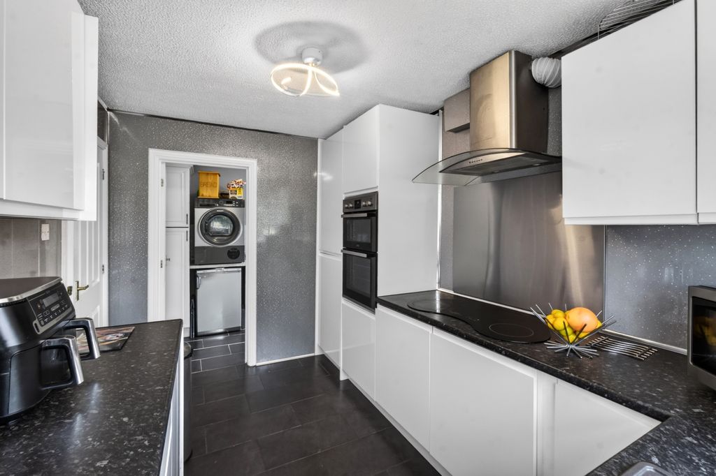 Property photo 3 of 17 Kitchen (2)