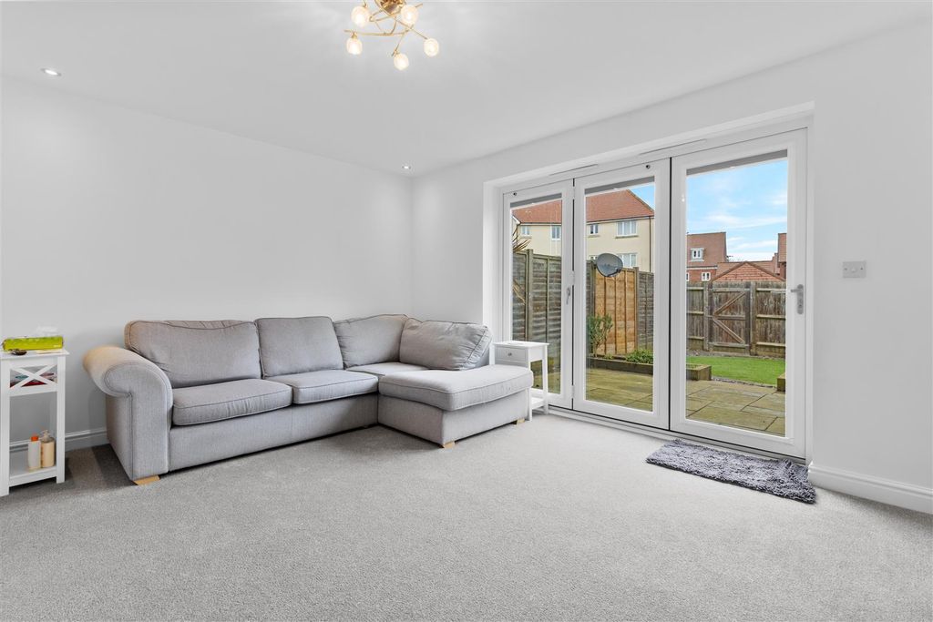 Property photo 3 of 23 Lounge