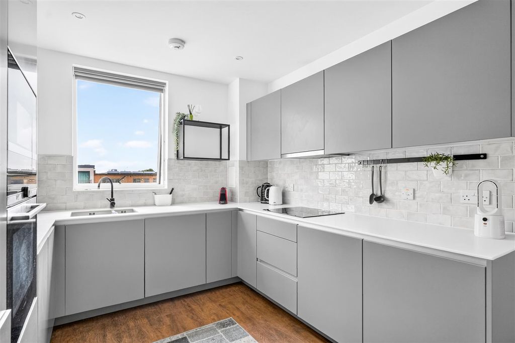 Property photo 3 of 25 Reception/Kitchen