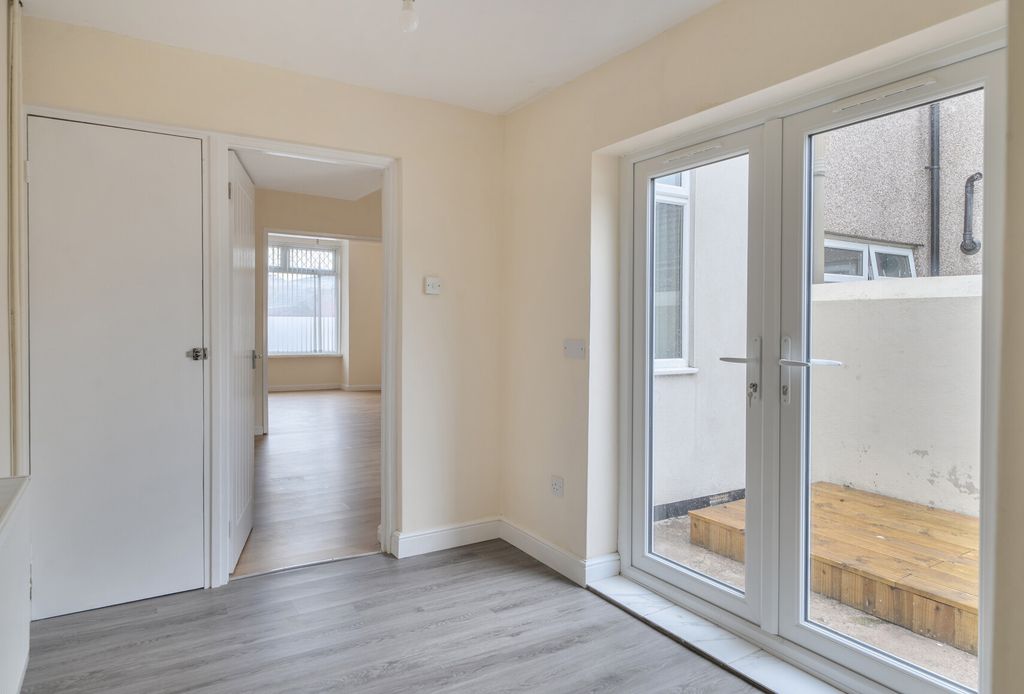 Property photo 2 of 24 1459595-10-6A0Ca7...