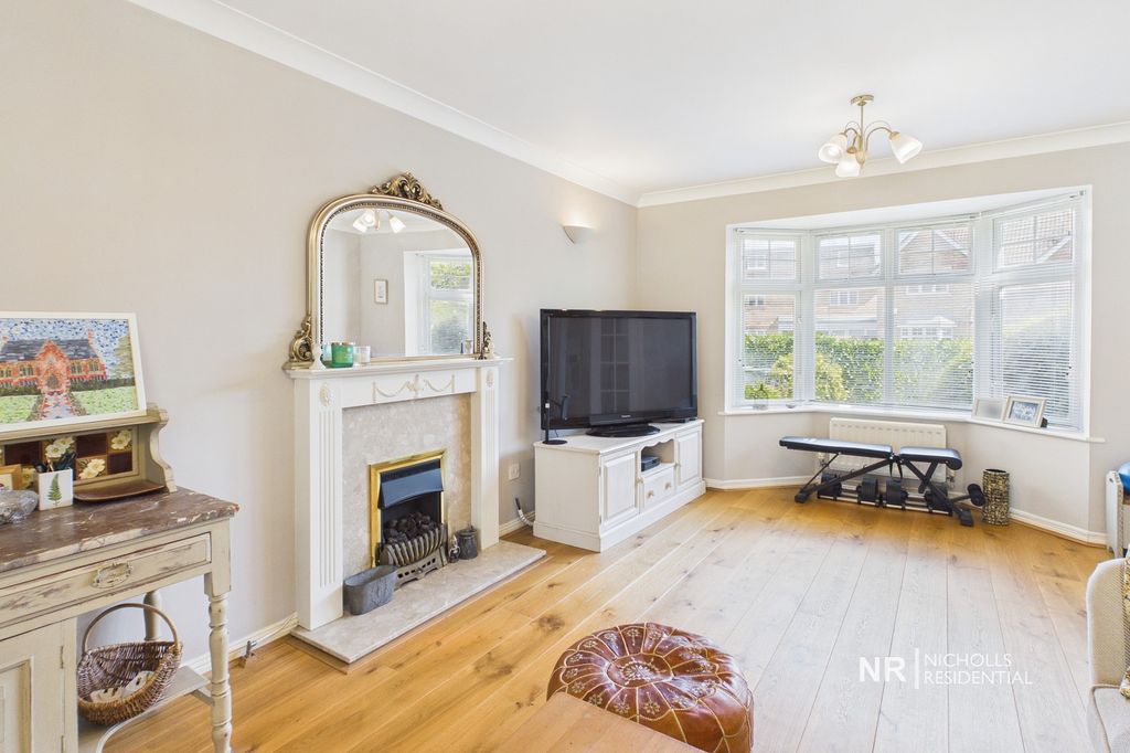 Property photo 3 of 29 Lounge