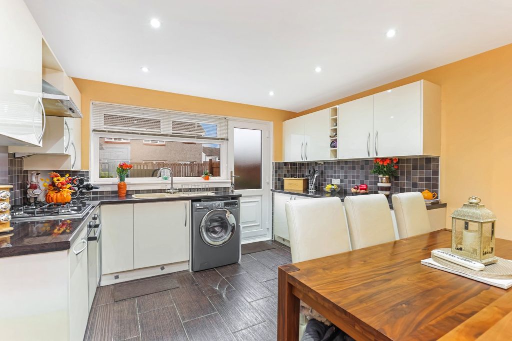 Property photo 3 of 12 Dining Kitchen