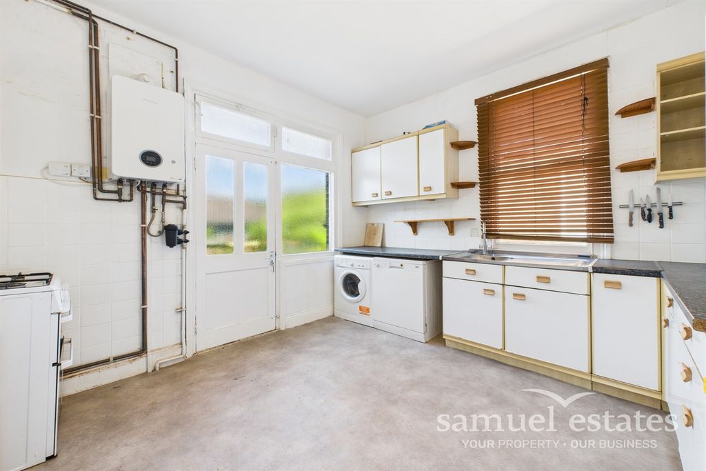 Property photo 1 of 11 Kitchen