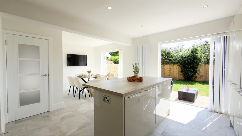 Property photo 3 of 30 Kitchen/Dining Room