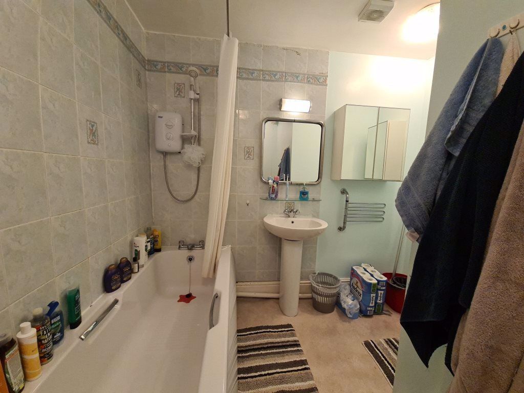 Property photo 2 of 18 A Well-Maintained Bathroom Featuring A Bathtub, Si...