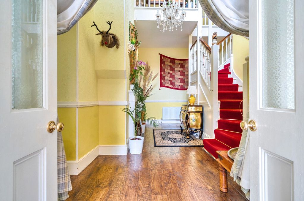 Property photo 3 of 14 Entrance Hall