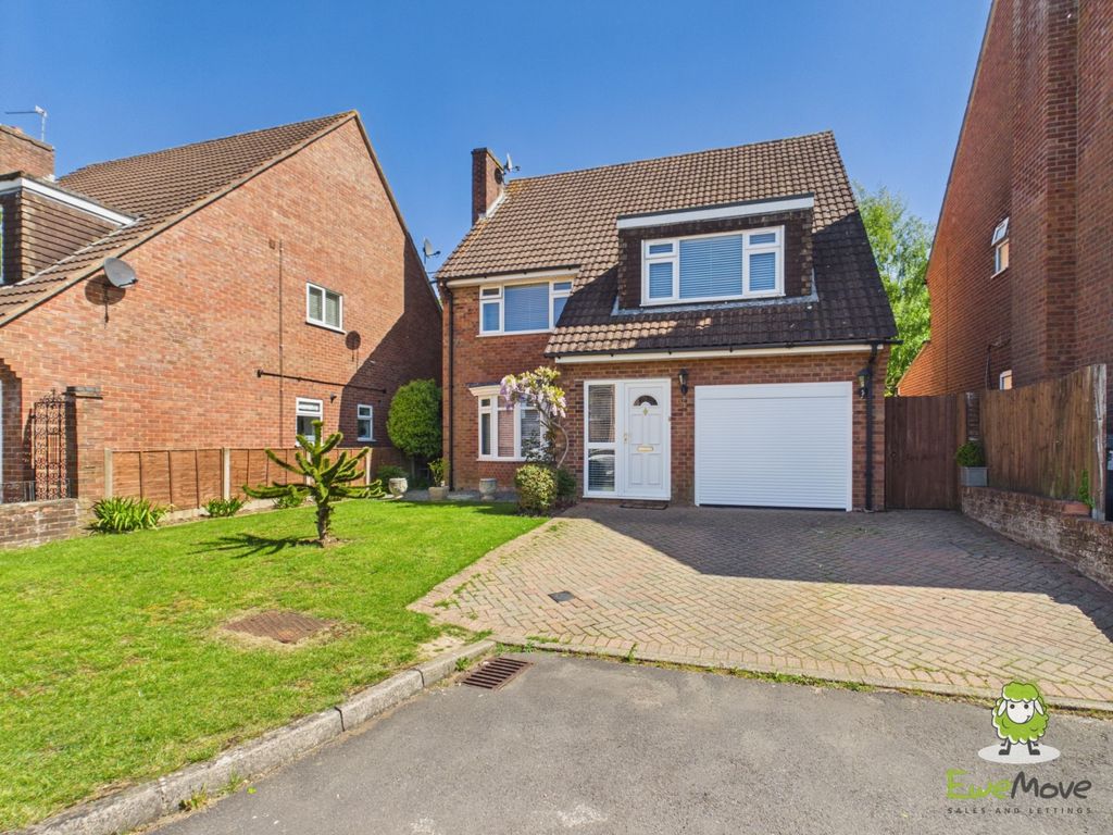 Property photo 1 of 35 Ewemove Estate Agents Basingstoke - 12 Springfield