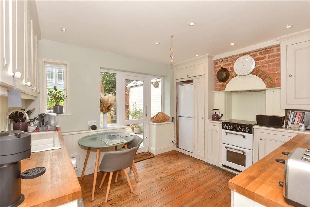 Property photo 3 of 10 Kitchen