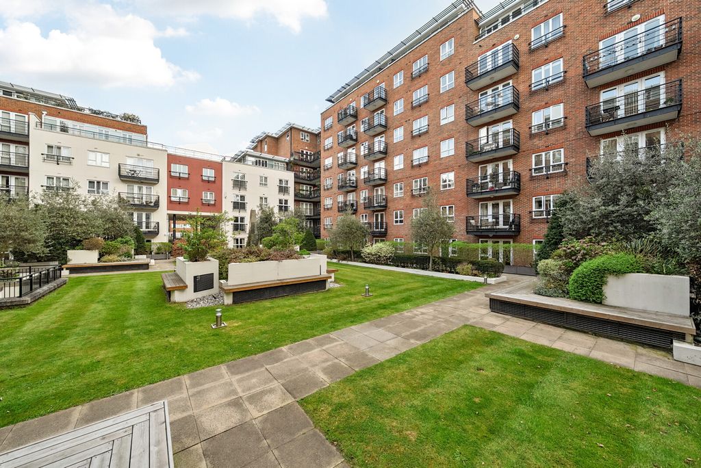 Property photo 1 of 20 Communal Gardens