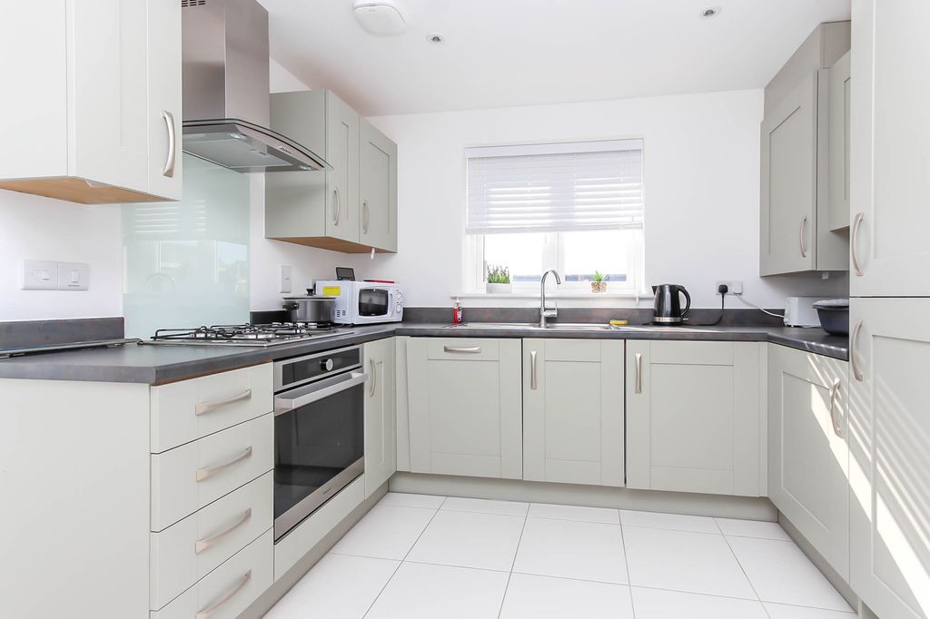 Property photo 3 of 8 Kitchen