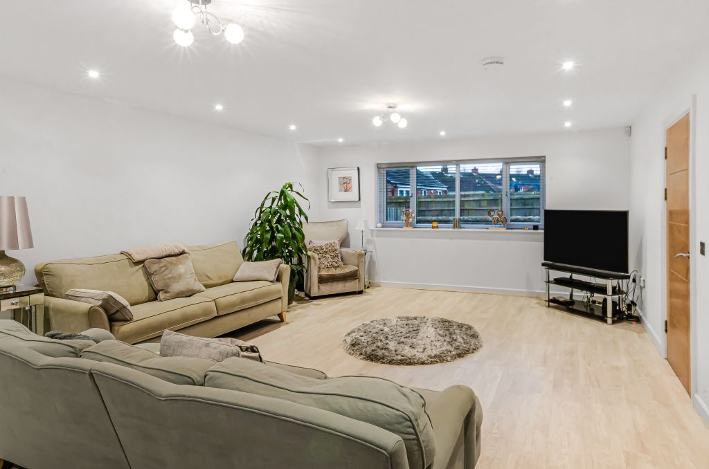 Property photo 2 of 43 Advert-63
