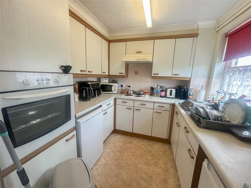 Property photo 3 of 9 Kitchen