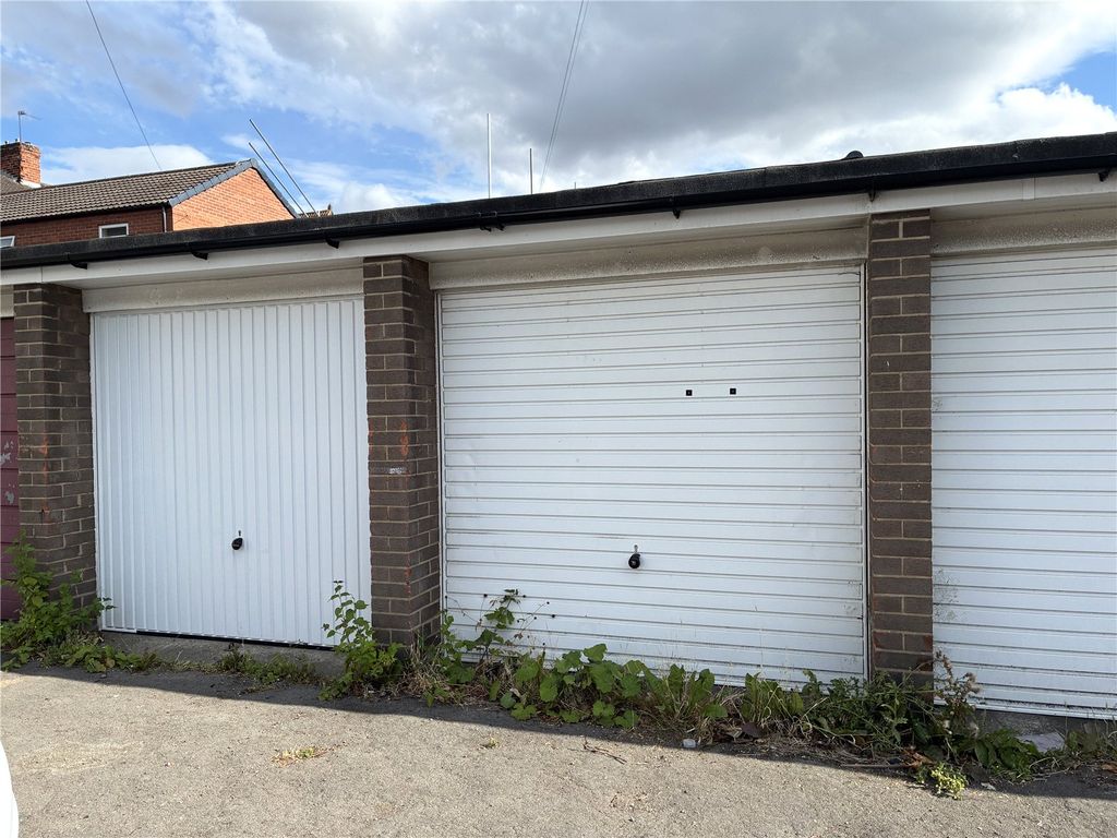 Property photo 2 of 2 Garage