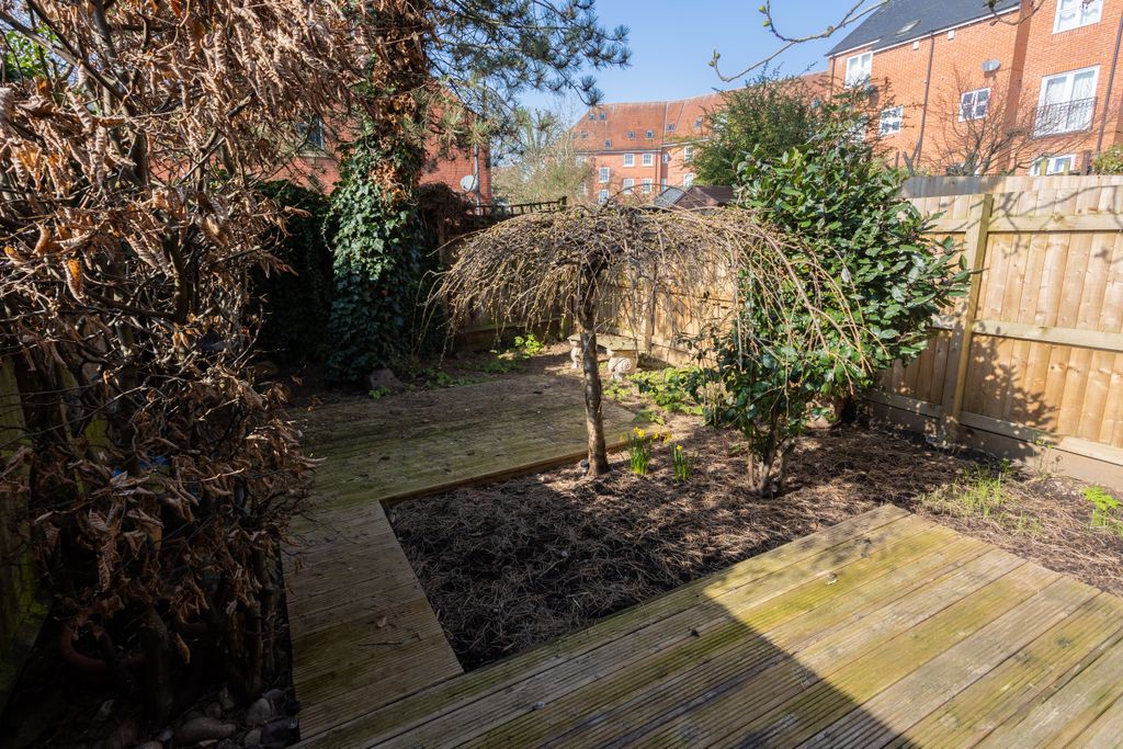 Property photo 2 of 20 15 St Nicholas Pl - 008