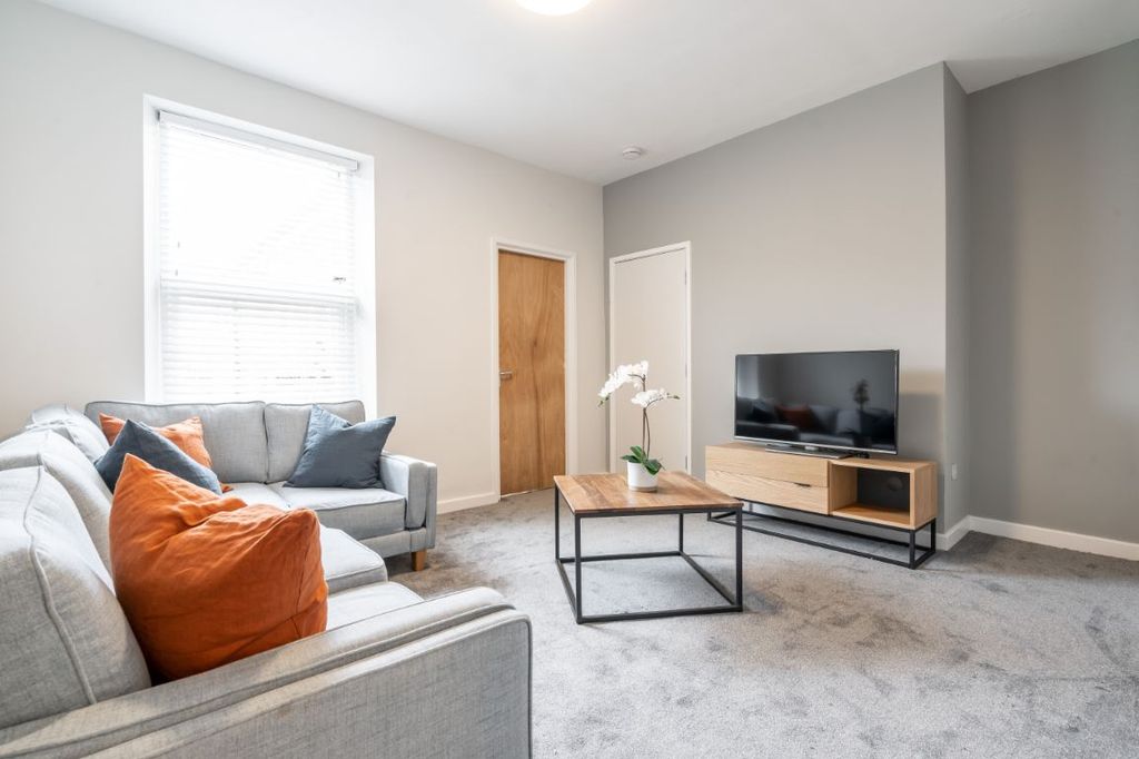 Property photo 1 of 12 75Ms - Living Area