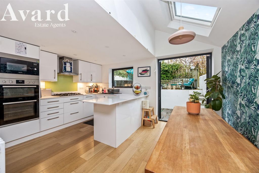 Property photo 1 of 23 Winchester Street, 10-014.Jpg