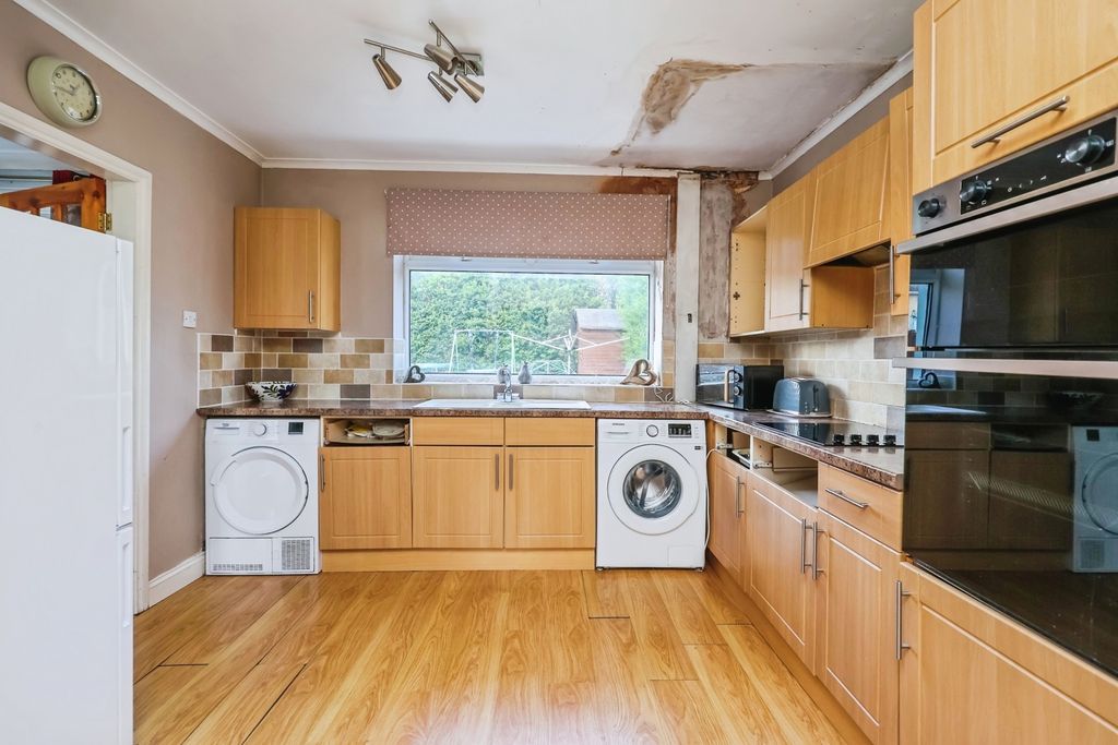 Property photo 3 of 17 Kitchen