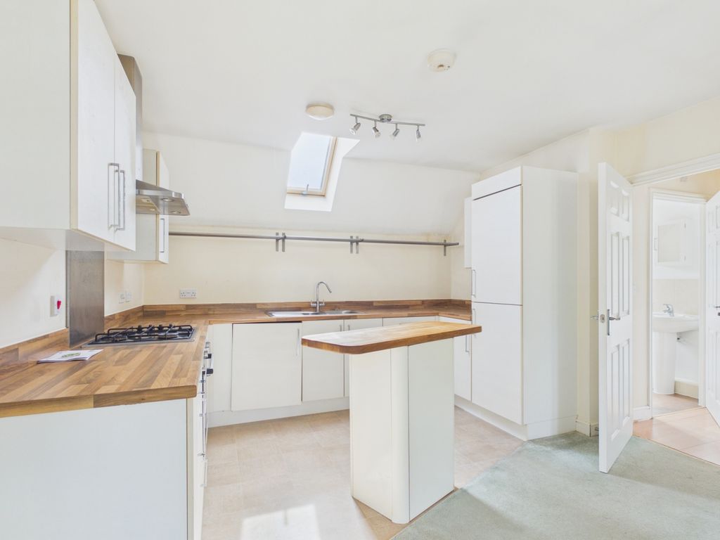 Property photo 3 of 10 Cam01338G0-Pr0185-Still001