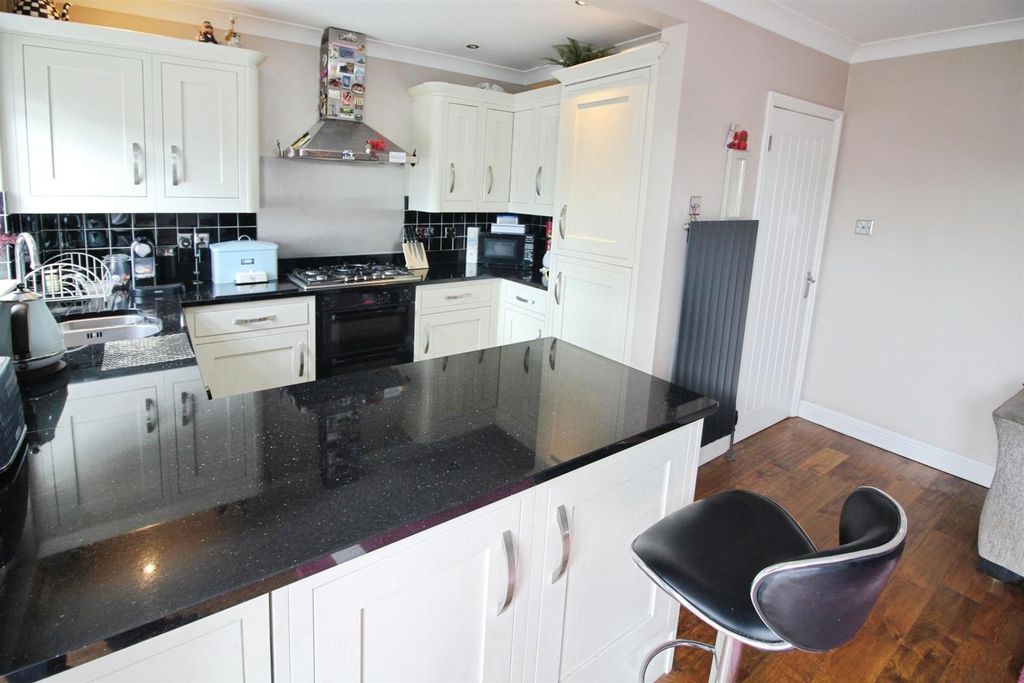 Property photo 3 of 16 Kitchen