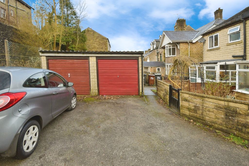 Property photo 3 of 15 Garage