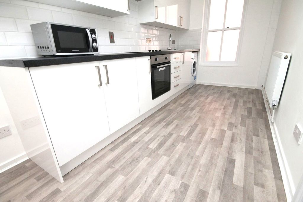 Property photo 1 of 10 Kitchen