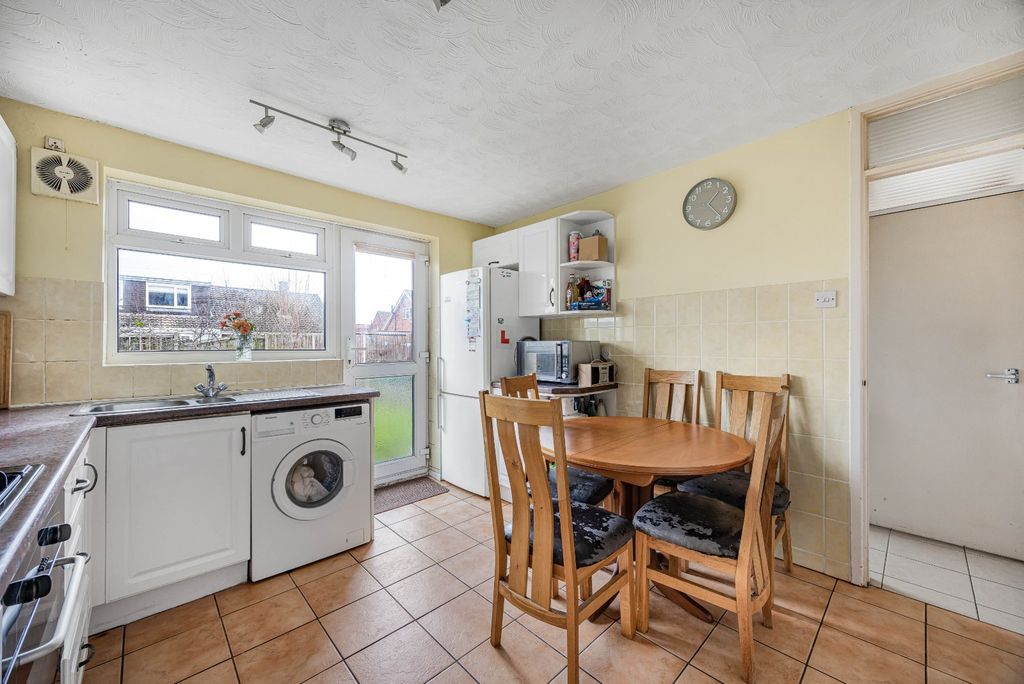 Property photo 3 of 11 Kitchen