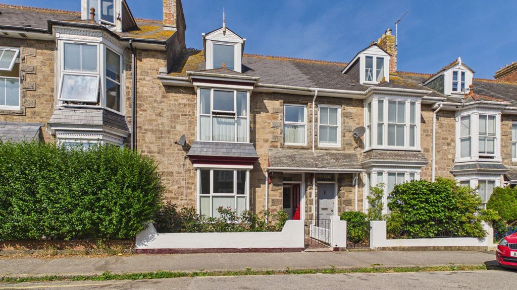 Property photo 1 of 18 4 Bedroom Mid Terraced House For Sale