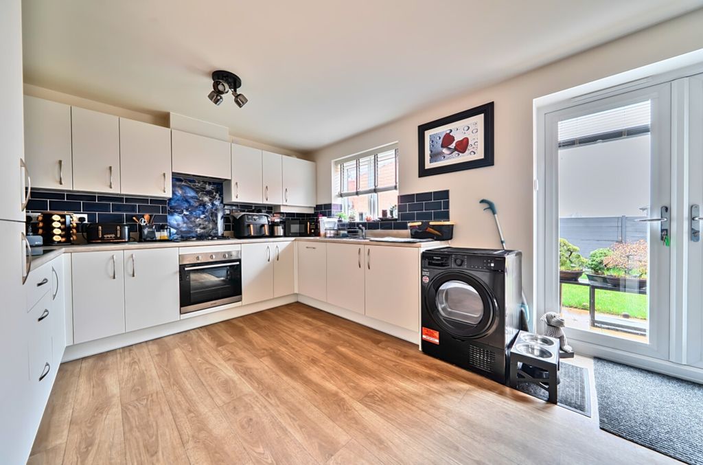 Property photo 2 of 22 1421182-10-69A1B35Fb3742