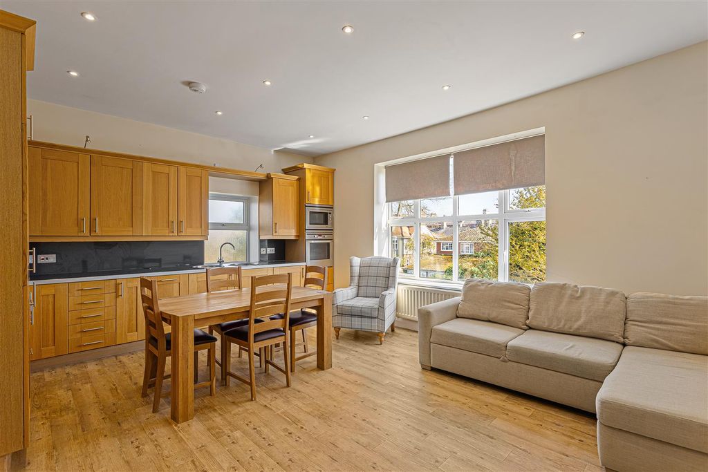 Property photo 2 of 36 Apt_5_The_Garth_28.Jpg