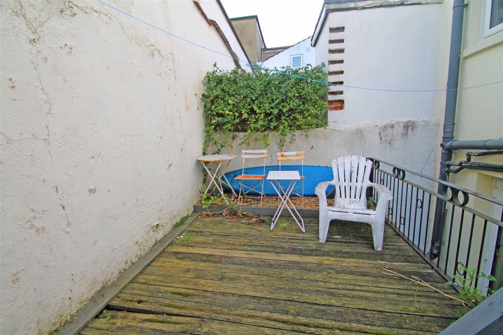 Property photo 2 of 11 Courtyard