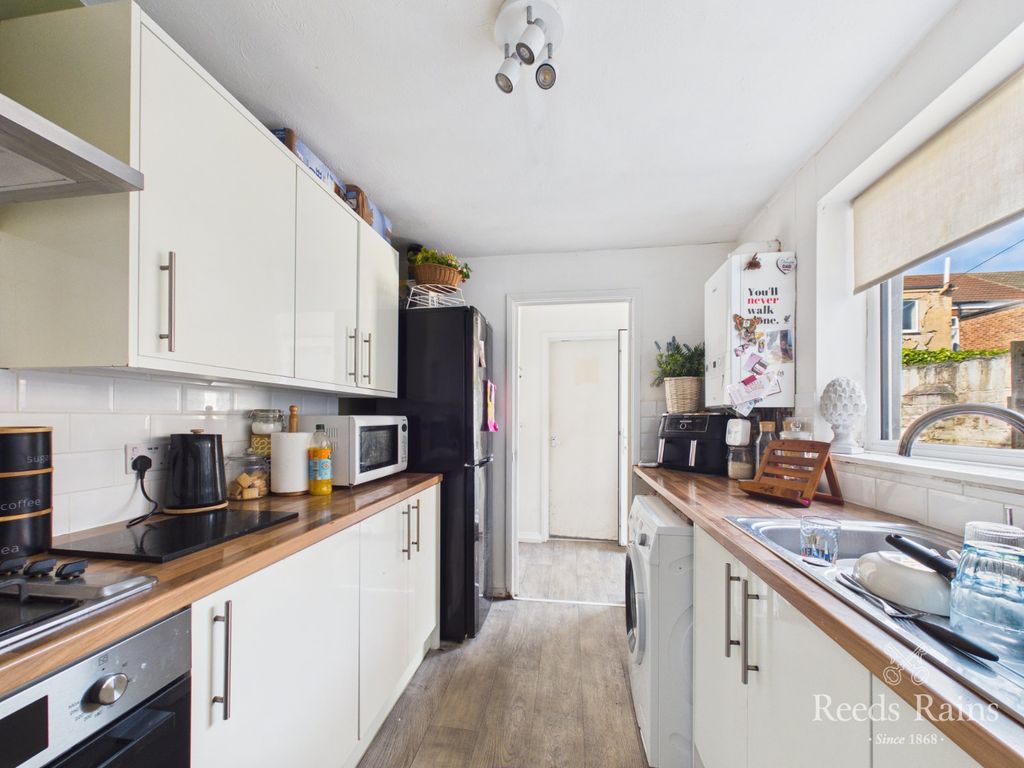 Property photo 3 of 12 Kitchen