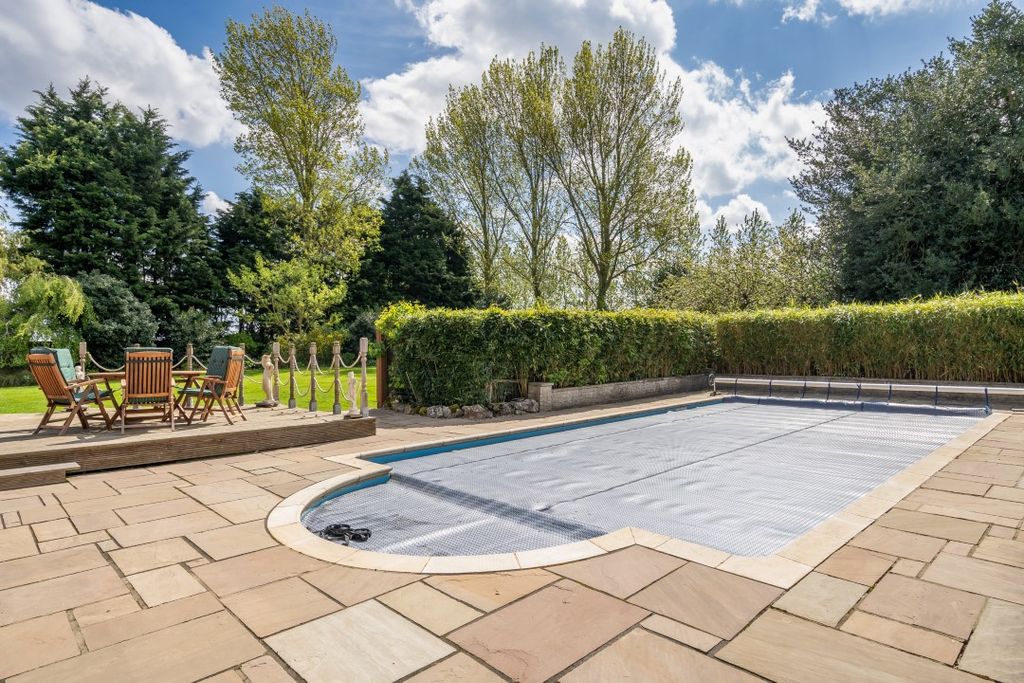 Property photo 3 of 40 Of33