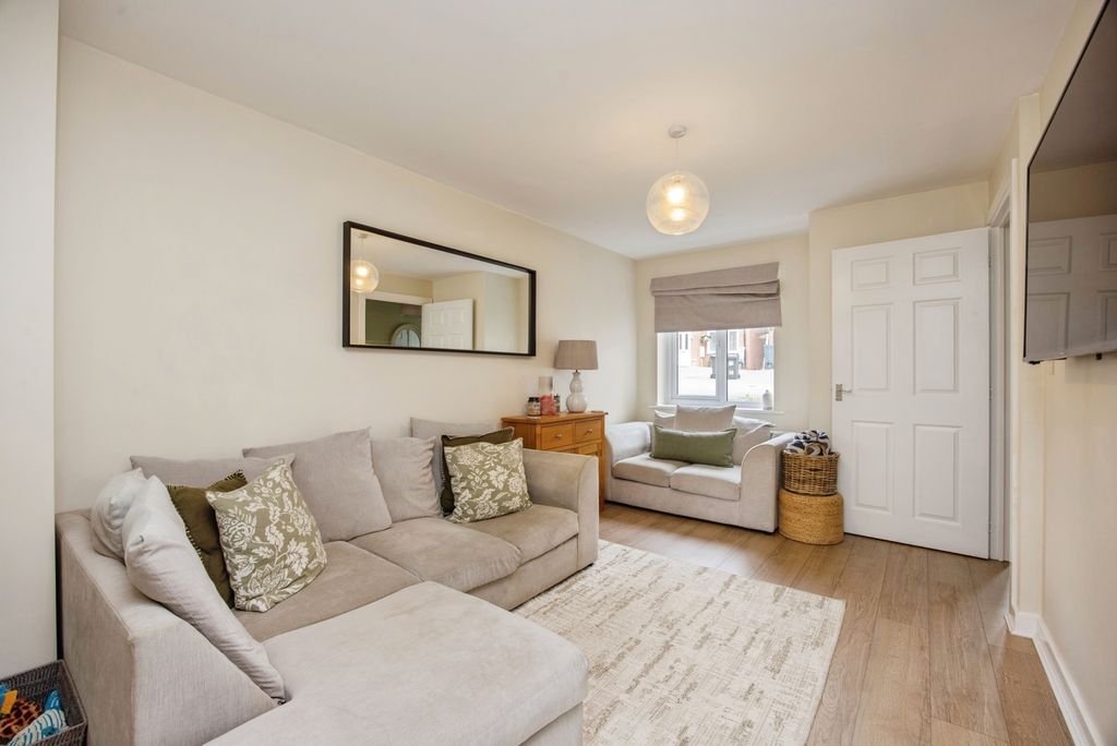 Property photo 3 of 18 Pbox-Img.Jpg