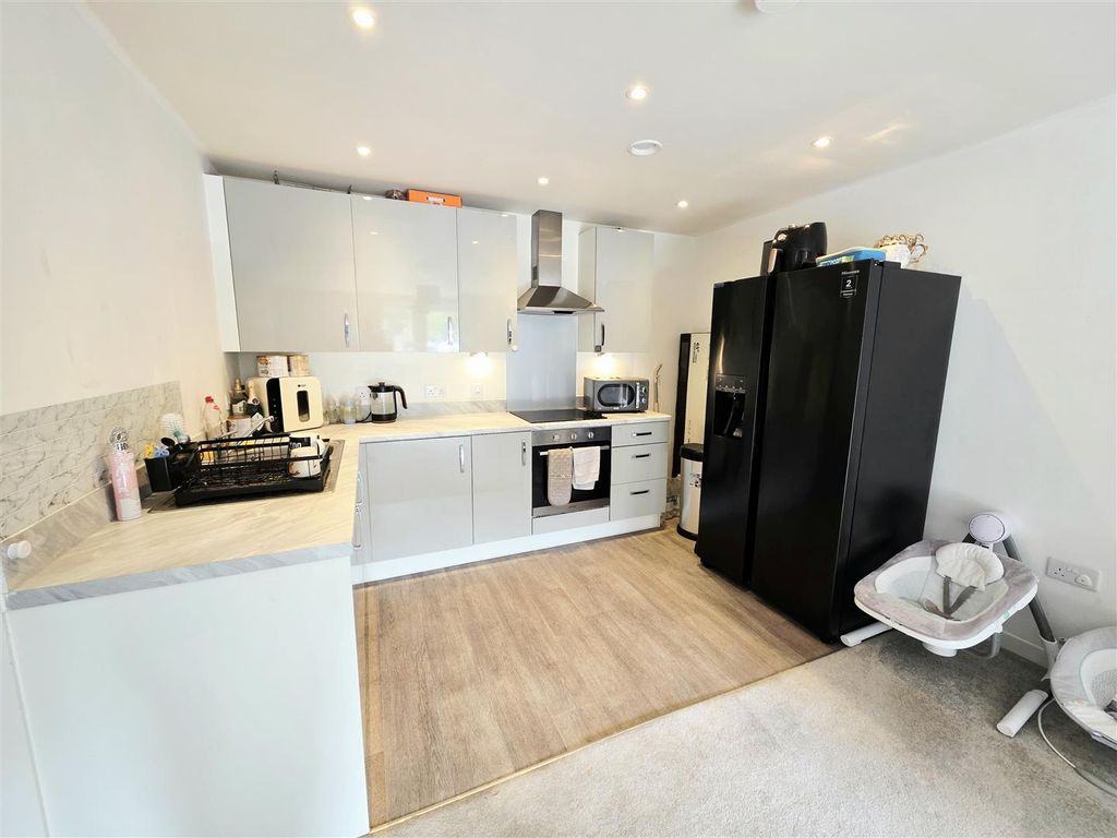 Property photo 2 of 6 Kitchen