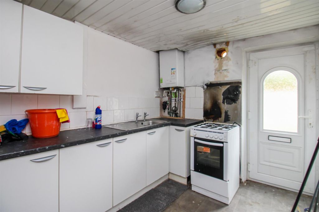 Property photo 3 of 10 Kitchen