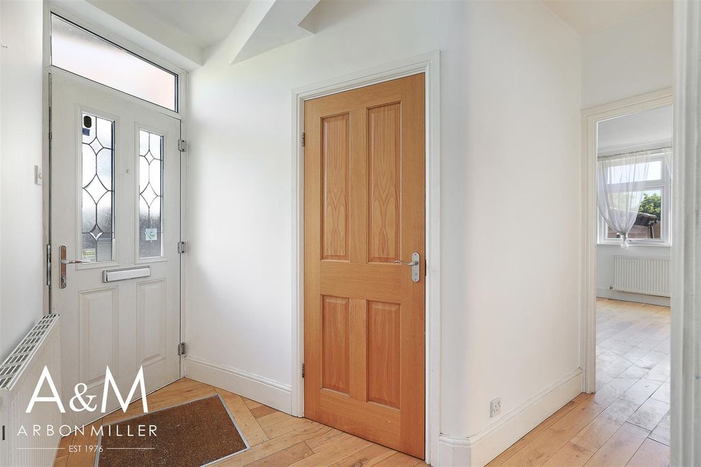 Property photo 3 of 30 Entrance Hall