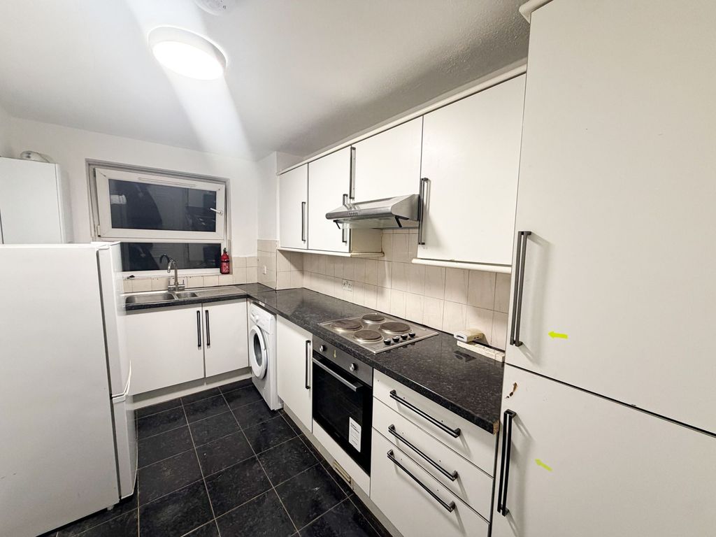 Property photo 3 of 8 Thornhill Gdns Ig11