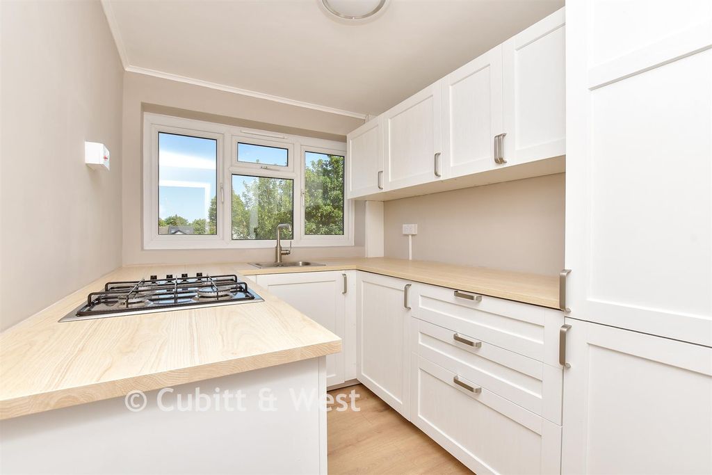 Property photo 3 of 17 Kitchen