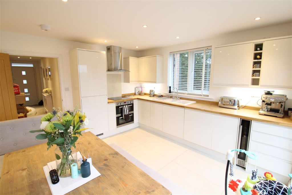 Property photo 2 of 10 Kitchen