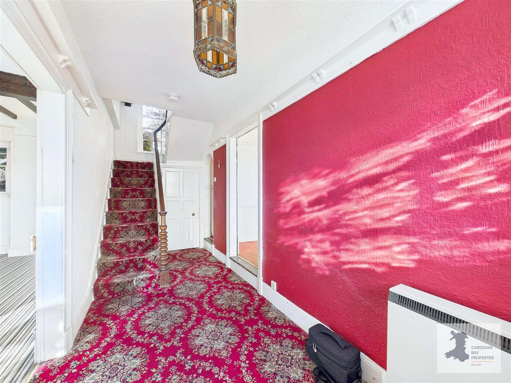 Property photo 3 of 36 Hallay