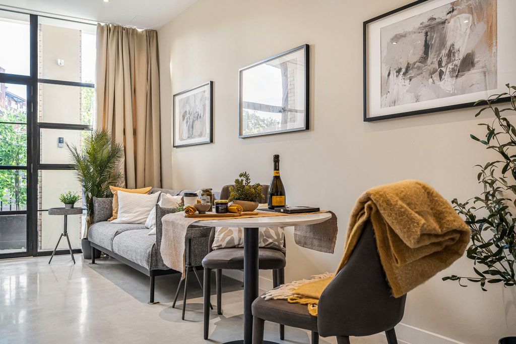 Property photo 2 of 17