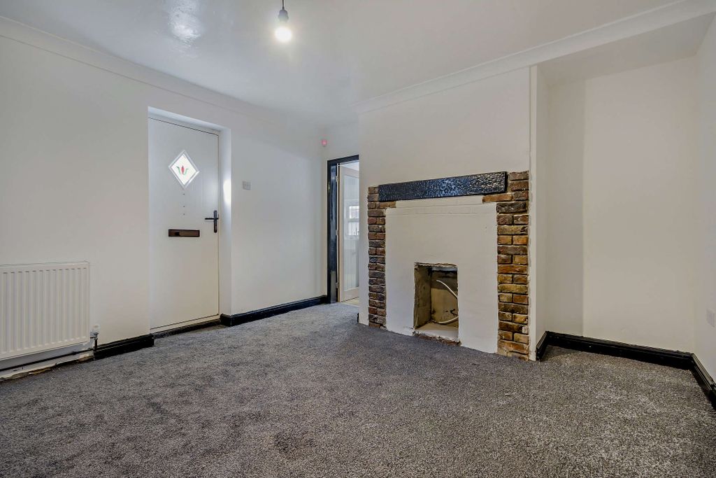 Property photo 3 of 18 8661075-Interior09-800