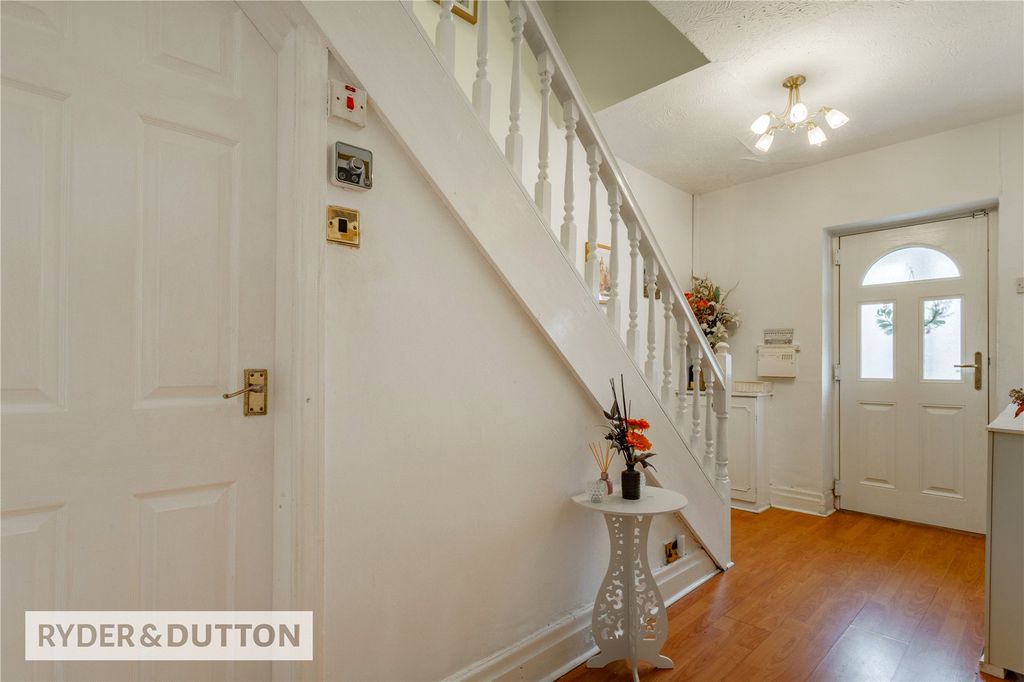 Property photo 2 of 32 Entrance Hall