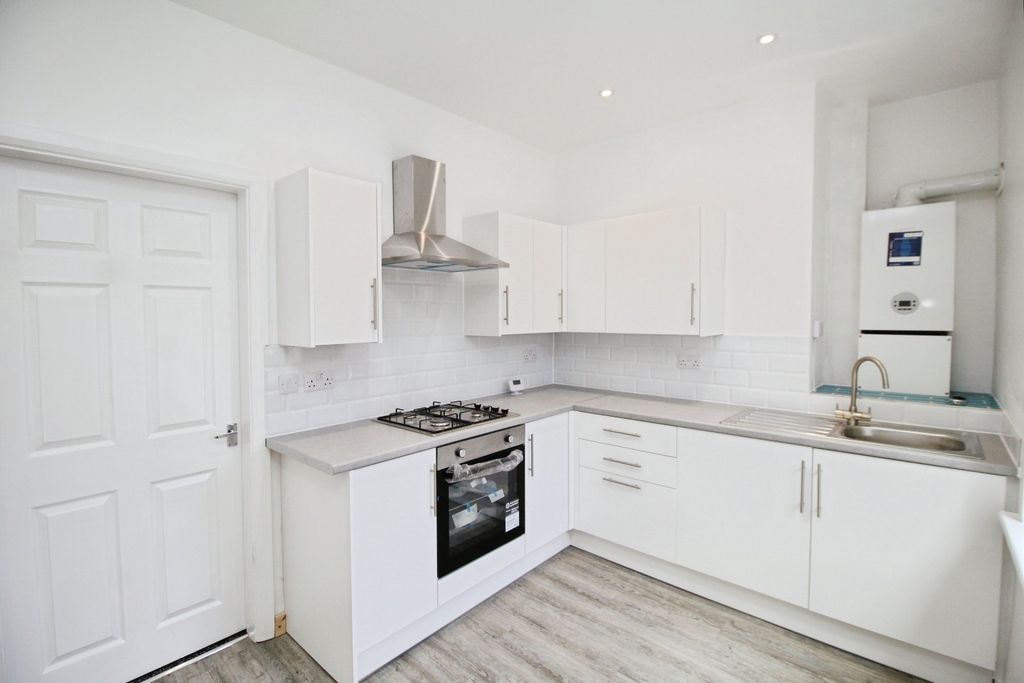 Property photo 3 of 10 Kitchen