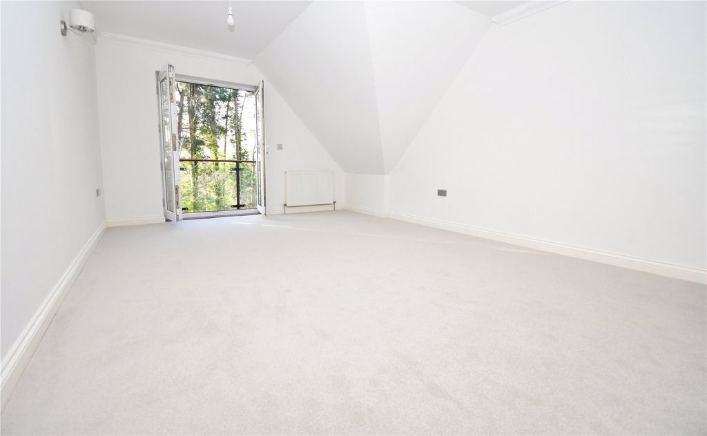 Property photo 2 of 8 Picture No. 11