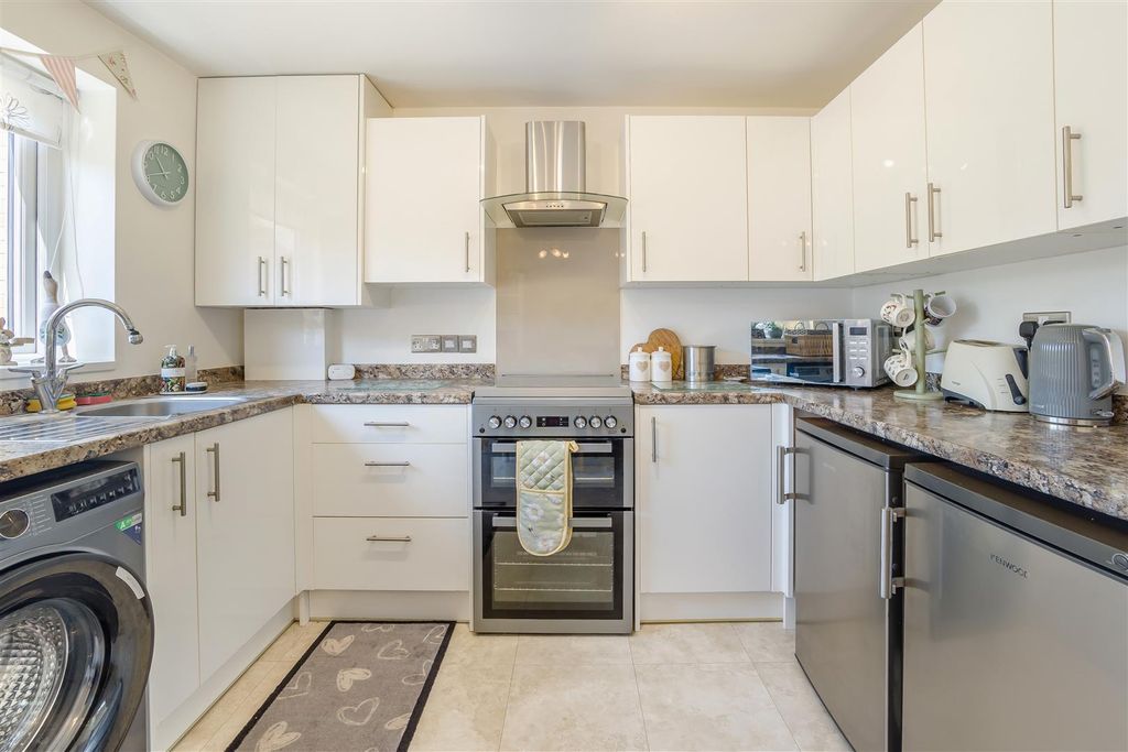 Property photo 3 of 14 8697118-Interior05.Jpg